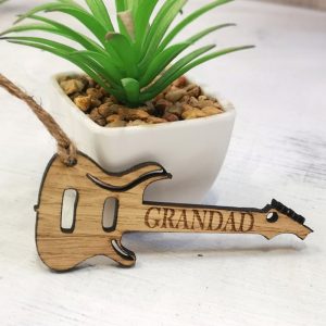 brwn-guitr-chrstmsble