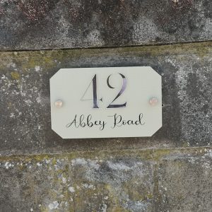 soldclr-housnmbr-mrrvnyl