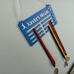 blwht-footbll-mdlhldr