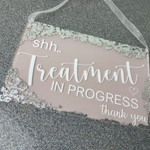 pnkhngingwllsgn-trtmntroom