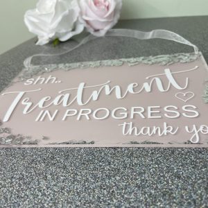 pnkhngingwllsgn-trtmntroom