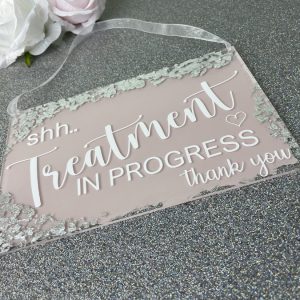 pnkhngingwllsgn-trtmntroom